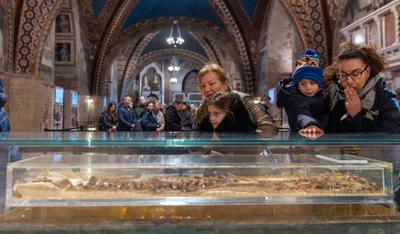 Thousands convene in Assisi to pray before bones of St. Francis on first day of historic viewing