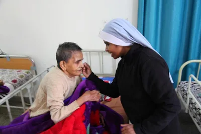 Christian vocation is to serve life, health, pope says in message