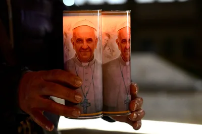 Pope has double pneumonia; condition remains ‘complex’