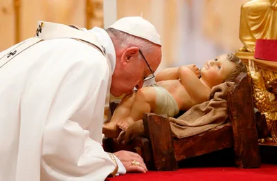 Christmas proclaims hope, charity where fear reigns, pope says
