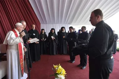Pope tells Egypt religious to never fear or flee from the cross
