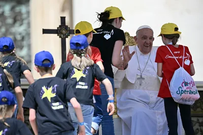 Pope Francis explains mystery of Holy Trinity to 50,000 young people