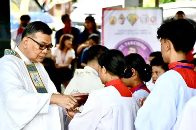 Bishop calls on altar servers to model faith in schools, homes