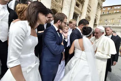 Marriage prep should be more than just a few courses, Pope tells priests