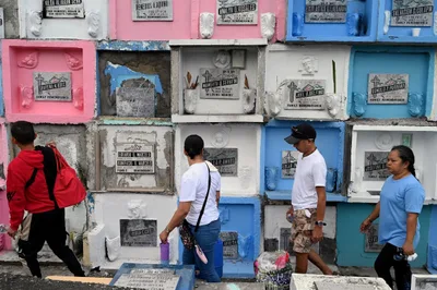 Filipinos throng cemeteries for All Saints’ Day
