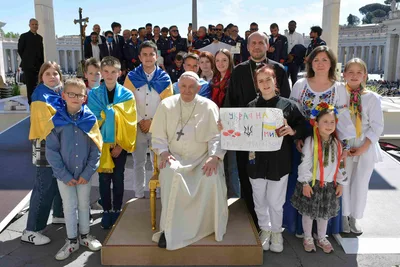 Pope Francis tells general audience pilgrims his knee is ‘still not healing’