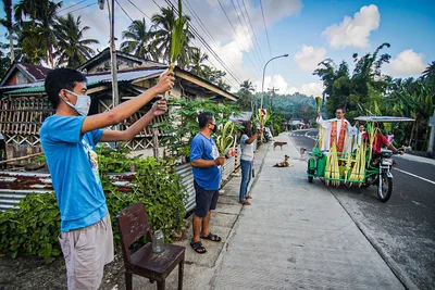 Priests bless palms on the streets as lockdown continues