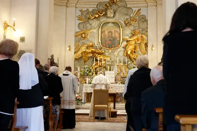 Pope leads rosary for peace at Rome shrine