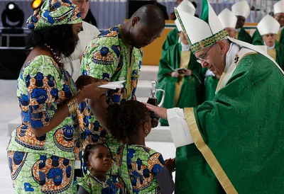 Pope urges families build a better future through stronger prayer life