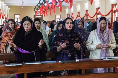Pakistani Christians celebrate Christmas 4 months after attacks