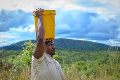 Mother with torn ACL walks 2 hours, carries 45-pound water for children
