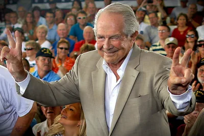 Who replaces Pat Robertson?