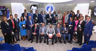 Dominican Lawmakers Receive Personalized Bibles in Initiative Led by Evangelical Leaders