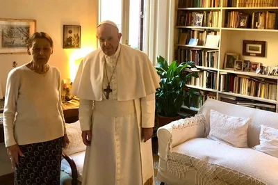 Pope Francis visits writer and Holocaust survivor in Rome