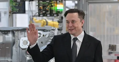 Elon Musk makes $43 billion bid for Twitter
