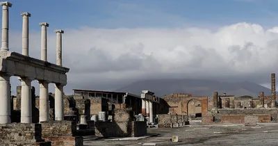 Tourist Survives Fall into Mount Vesuvius