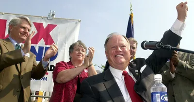 Former senator and veteran Max Cleland dies