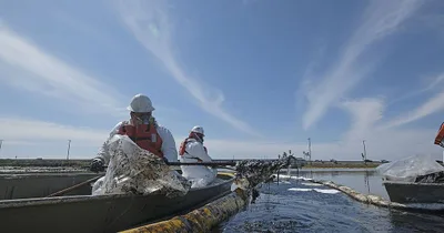 Pipeline break coats beach in oil