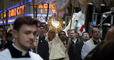 PHOTOS: Thousands follow Blessed Sacrament in annual New York City procession