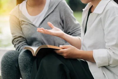 Raising Young People in Faith Takes More Than Parents, Study Finds