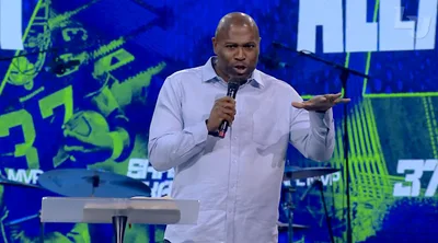 Ex-NFL MVP Shaun Alexander Tells Liberty U Students: ‘God has marked you, don’t cater to the world’