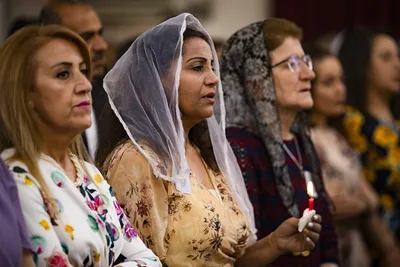 Does I Corinthians say women have to cover their heads?