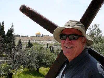 Arthur Blessitt, Evangelist Who Carried Wooden Cross around the World, Dies at 84
