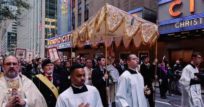 Cardinals, actor, and over 2,000 faithful bring the Eucharist to Times Square