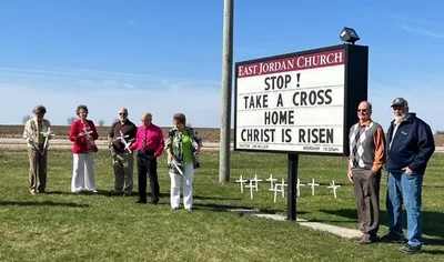 Illinois church makes over 700 crosses to show support for Ukraine: 'God will help them'