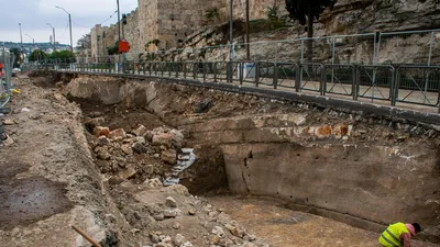 Jerusalem Archaeologists Find Moat, Mysterious Handprint Outside Old City Walls