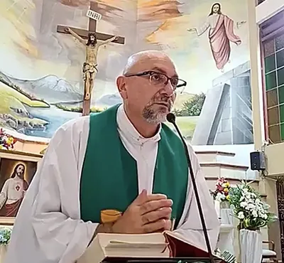 Priest dies after cross falls on him during livestreamed Mass