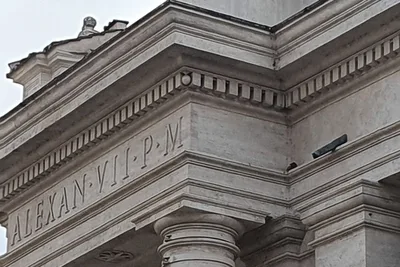 Vatican firefighters try to rescue cat stuck on colonnade surrounding St. Peter’s Square