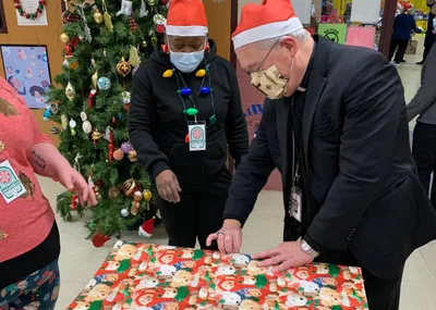 Illinois bishop, volunteers wrap Christmas gifts for families in need