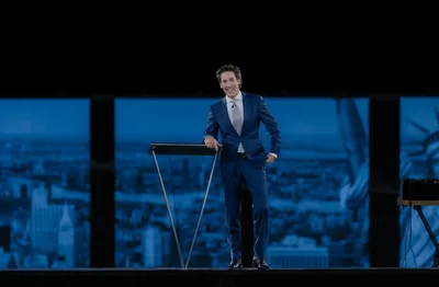 Joel Osteen Challenges Thousands to 'stay faithful in the fire' at First Stadium Event in 3 Years