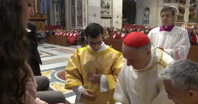 Washing of feet at Vatican highlights Holy Thursday call to reject world that ‘betrays’ for profit