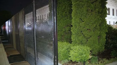 Workers Install Fence Around Supreme Court Building Amid Demonstrations from Draft Opinion Leak