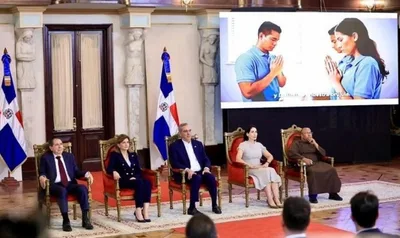 Dominican President Luis Abinader Presides over Worship at National Palace for Bible Day
