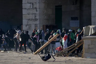 Palestinians Clash with Israeli Police at Al-Aqsa Mosque on the Temple Mount