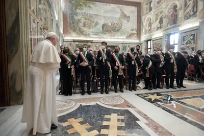 Pope to mayors: Money is not enough to solve our problems