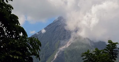 Filipino Authorities Evacuate Area around Active Volcano
