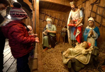 Atheist Group Erects Anti-Trump 'Festivus' Pole Next to Nativity Scene in Florida