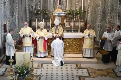 ‘A moment of great joy’: English cardinal ordains ex-Anglican bishop as Catholic priest