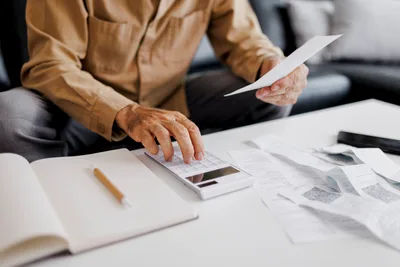 Warren Buffett Reads 500 Pages a Day. Here's What That Has to Do with Your Debt.