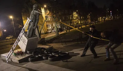 Polish court orders damages for toppling priest statue | Crux Now