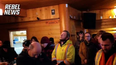 ‘Freedom Convoy’ Truckers Pause to Say the Lord’s Prayer Amid Protest