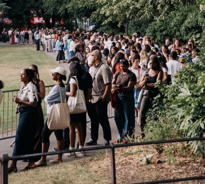 Over 1,500 queue up for prayer and worship in London despite heatwave