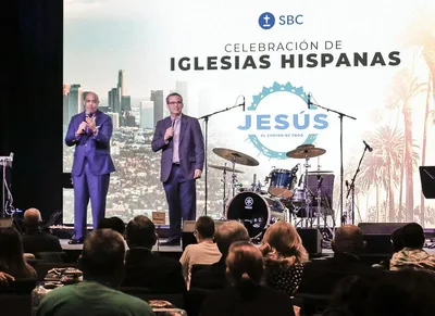 Hispanics fellowship, worship, learn during Hispanic Celebration at SBC22 | Baptist Press