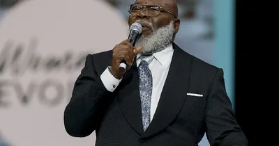 Pastor T.D. Jakes suffers health problem during worship