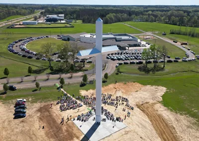 Mississippi church dedicates 150-foot-tall cross | Baptist Press