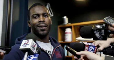 Michael Vick sidesteps death threats to advance book tour